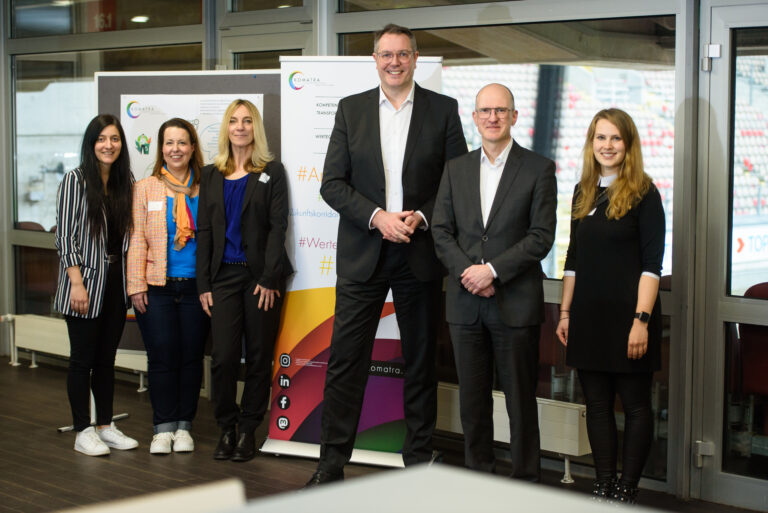 Der öffentliche Kick-Off mit Ministerpräsident Alexander Schweitzer vom MASTD; Projektleitung Herr Prof. Dr. Rohs sowie Teammitglieder der Projektkoordination, ITA. Foto: Sebastian Görner.