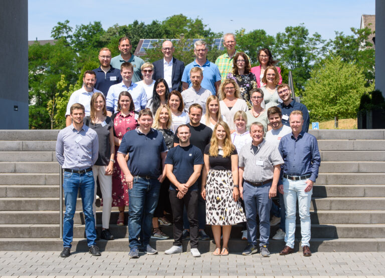 Ein Teil des KOMATRA-Gesamtkonsortiums (alle Partner aus Forschungs- und Entwicklung sowie den Unternehmen vertreten). Foto: Sebastian Görner.