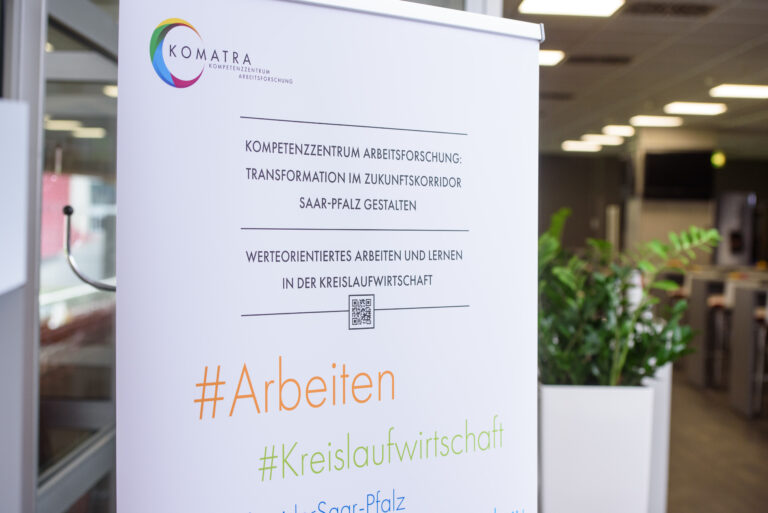 Roll-Up der öffentlichen Auftaktveranstaltung von KOMATRA auf dem Betzenberg in Kaiserslautern. Foto: Sebastion Görner.