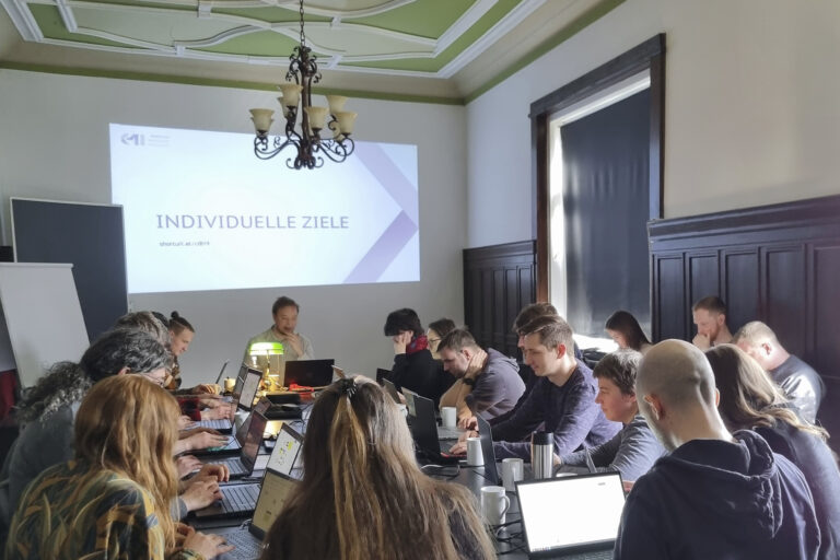 Köpfe zusammenstecken beim Workshop des Kompetenzzentrums